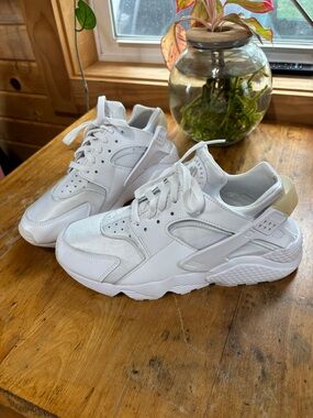 💋Women’s Nike Air Huarache White Sneakers